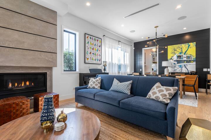 Stylish 4 bedroom Venice home with pool & hot tub gallery image 2