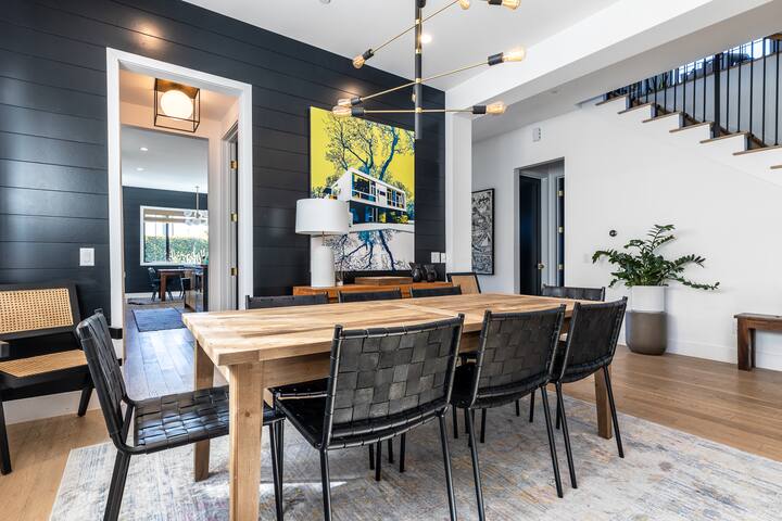 Stylish 4 bedroom Venice home with pool & hot tub gallery image 3