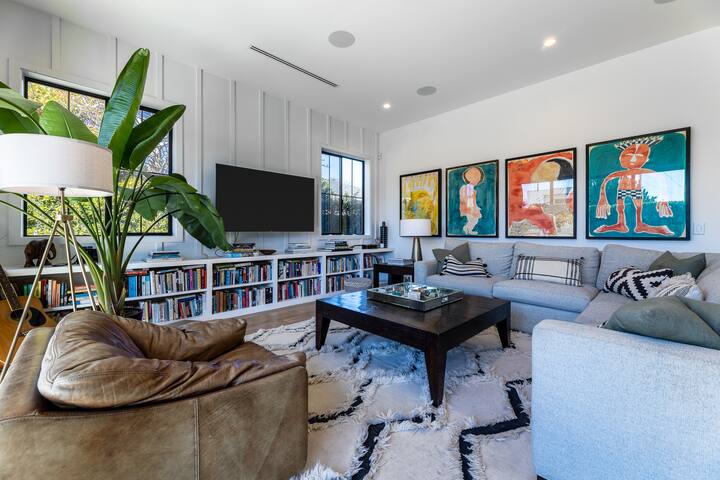 Stylish 4 bedroom Venice home with pool & hot tub gallery image 5