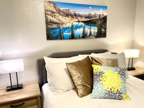 *Cheerful home facing city park:  Sleeps up to 8*