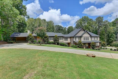 Cheerful 8-bedroom Pool Estate, 4.8 Acre, Sleep 20