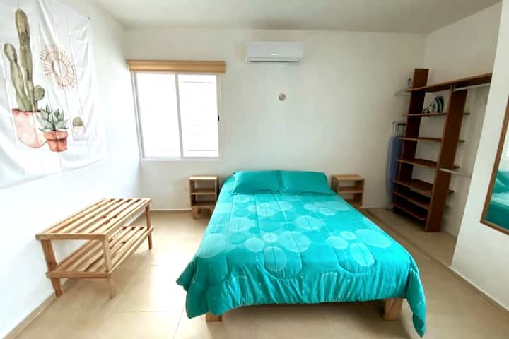 Master bedroom na may queen bed at desk