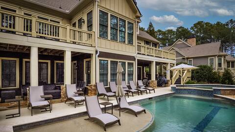 Huge, Beautiful Biz and Family Ready Pool Hot Tub