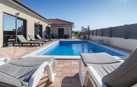 Luxury villa with heated pool near the beach/ 2