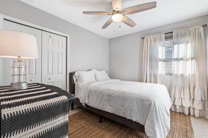 Втора спална соба, брачен кревет (широк 150-179 см), надграден душек и постелнина. 