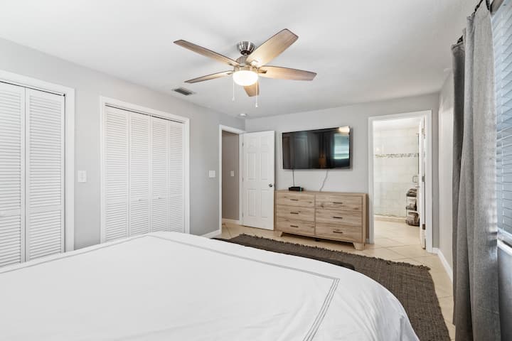 Вентилатори на таван во секоја соба. 