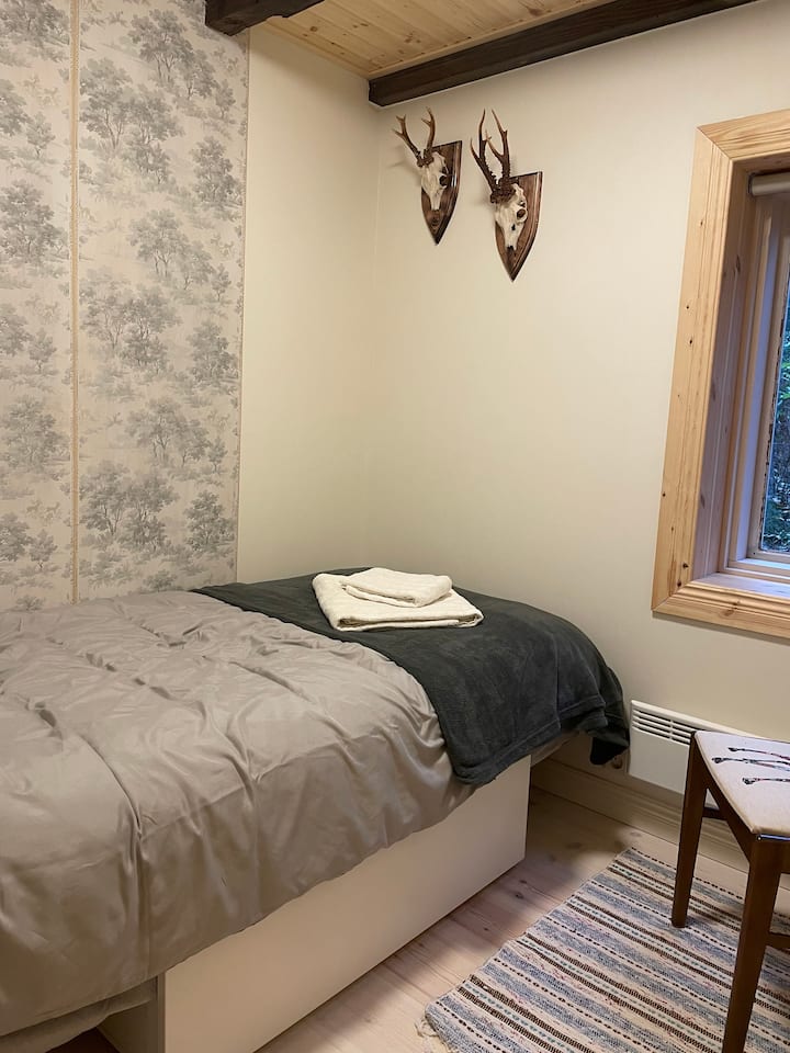 Ერთი ადამიანის საძინებელი.