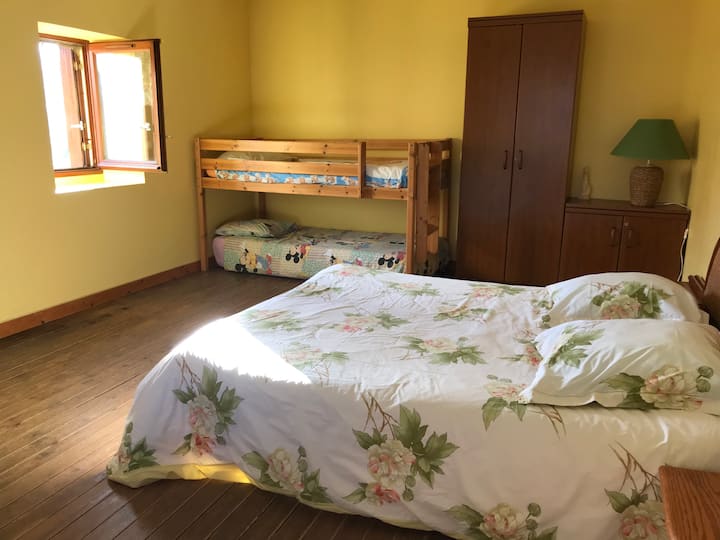 Dhomë lart me 

Një krevat me madhësi quenn 160 x 200 
+ 
Krevat i ngritur për fëmijë mbi 6 vjeç 

Shtrojat janë të disponueshme dhe krevatet bëhen pas mbërritjes
Jastëkë 

dhe batanije në dollap