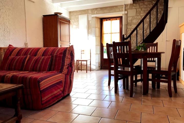 Shfaqet nga dhoma kryesore nga aneksi i kuzhinës