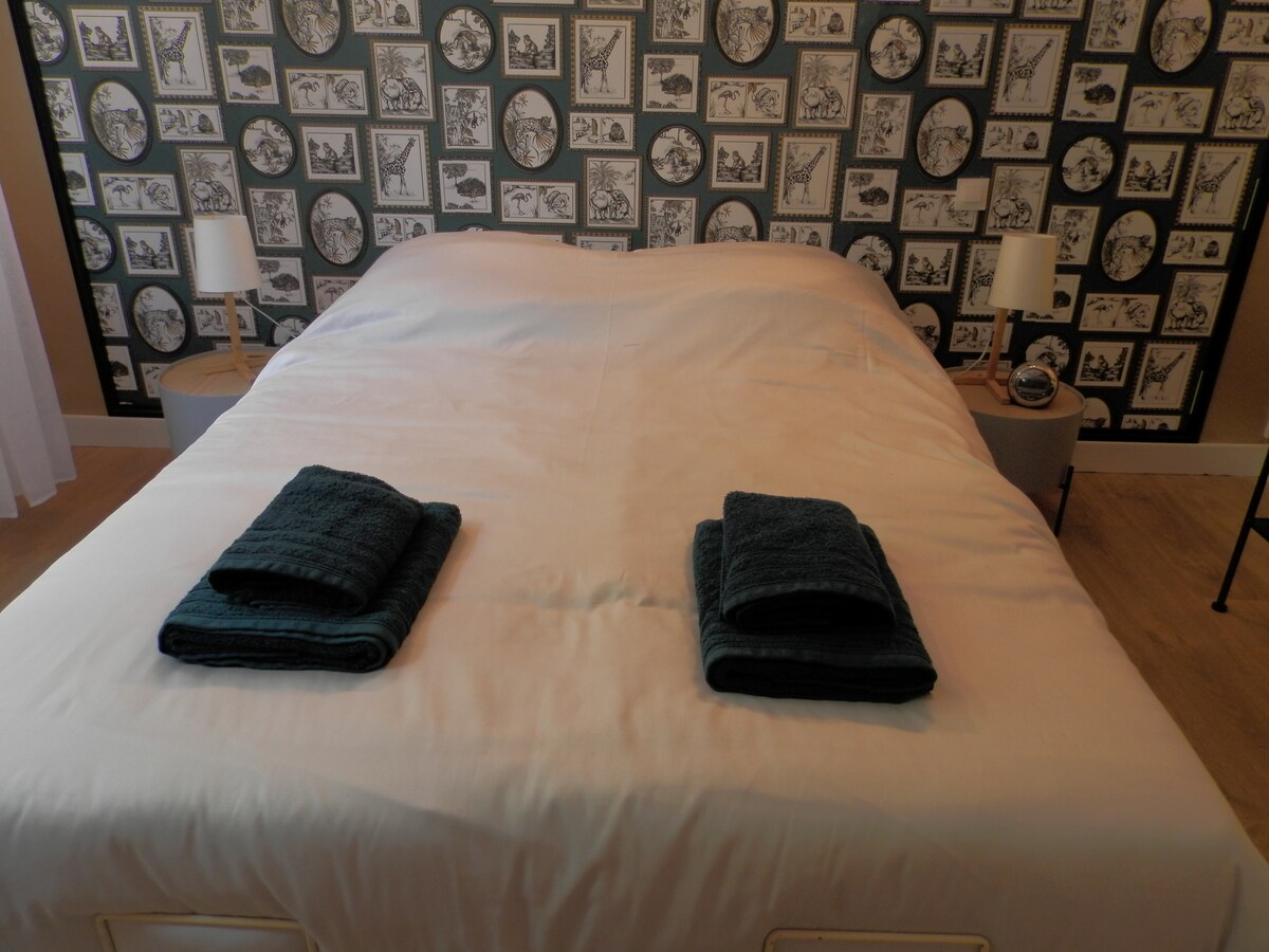 سرير مزدوج لغرفة النوم الرئيسية 
140*190 (شخصان)