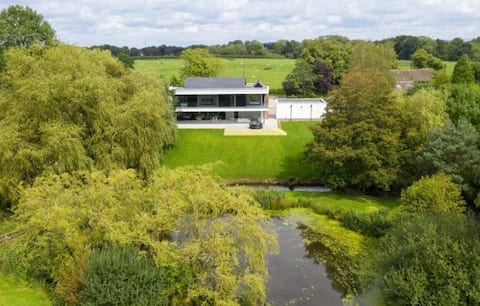 Amazing 4 Bed Cheshire house sitting in 4 acres.