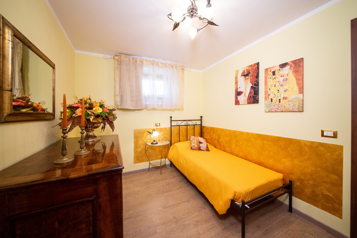 Top Airbnb: Klimt House - ID CODE M0230860376 in Torri Del Benaco