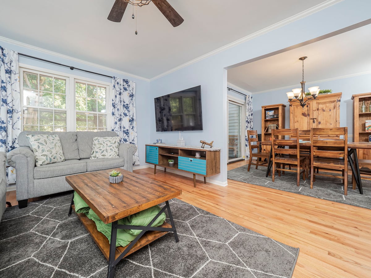 907 Lexington Cary townhome living room