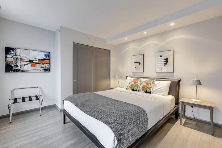 C02 | 2 Bedrooms Apt, Top Floor, Downtown, Quebec gallery image 3