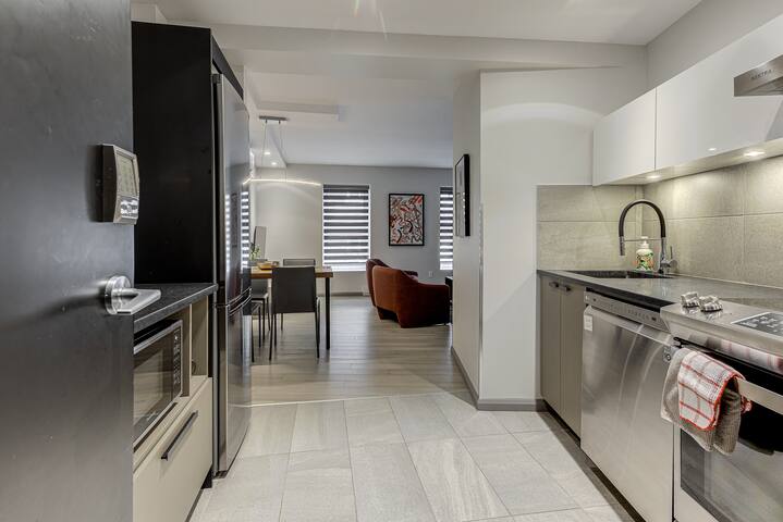 C02 | 2 Bedrooms Apt, Top Floor, Downtown, Quebec gallery image 4