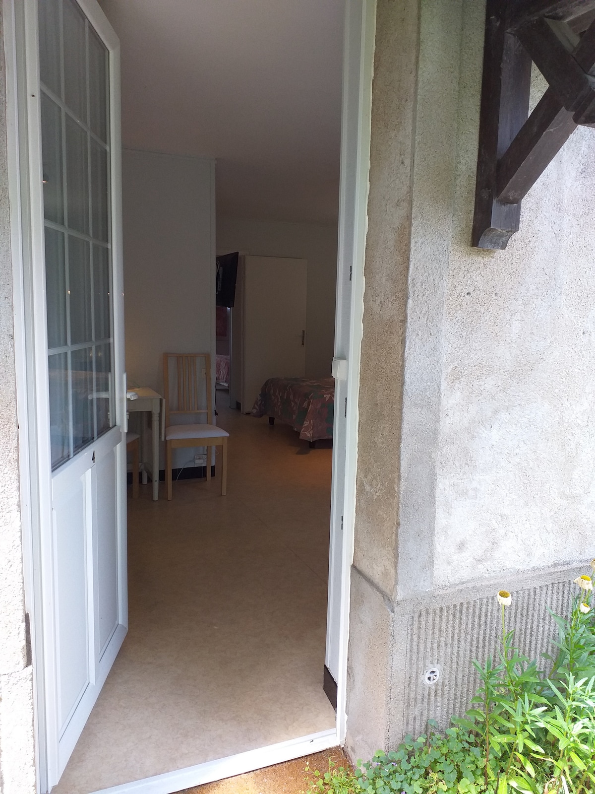 Едноетажен вход към тройната спалня с изглед към алеята на открито