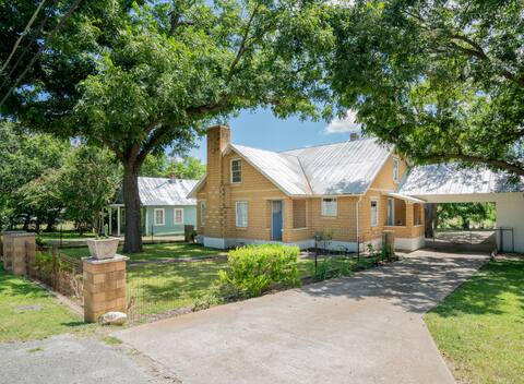 Country Charmer w/ modern amenities