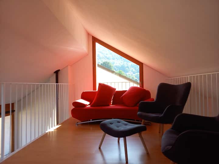 ლოფტი გასაშლელი დივნით, ტელევიზორით