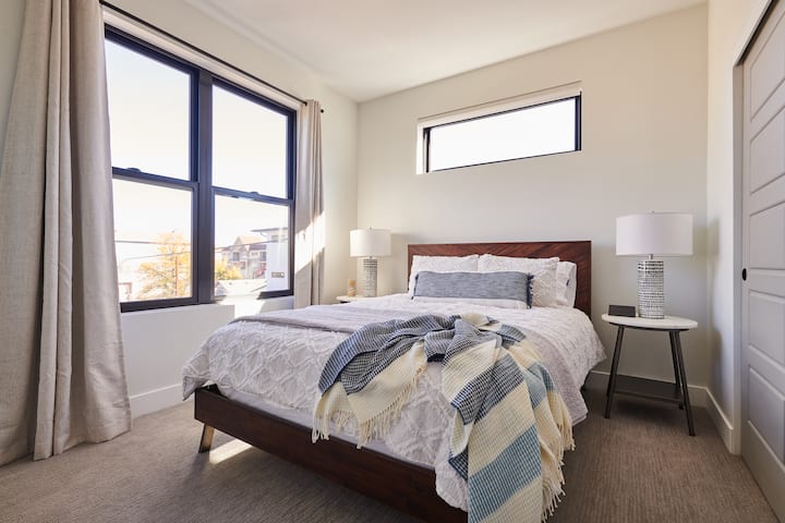 第二间卧室配备豪华标准双人床垫和壁橱中的幼儿床垫