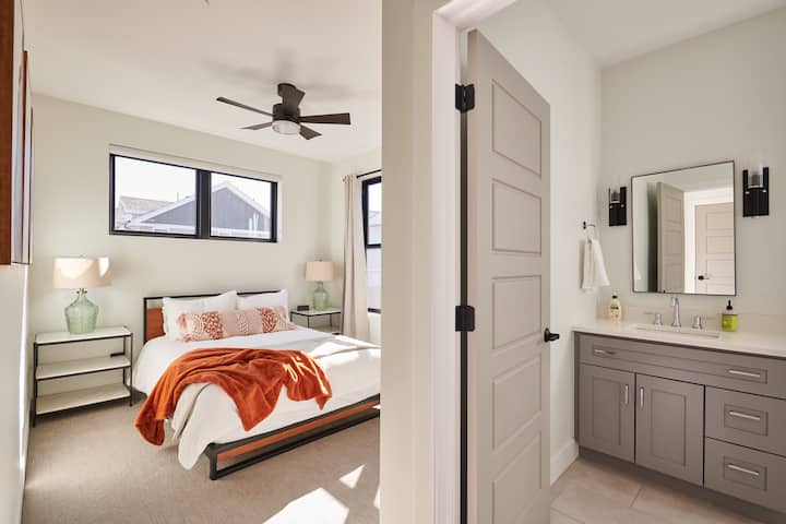 主卧配有套内卫生间和淋浴间。全新豪华床垫