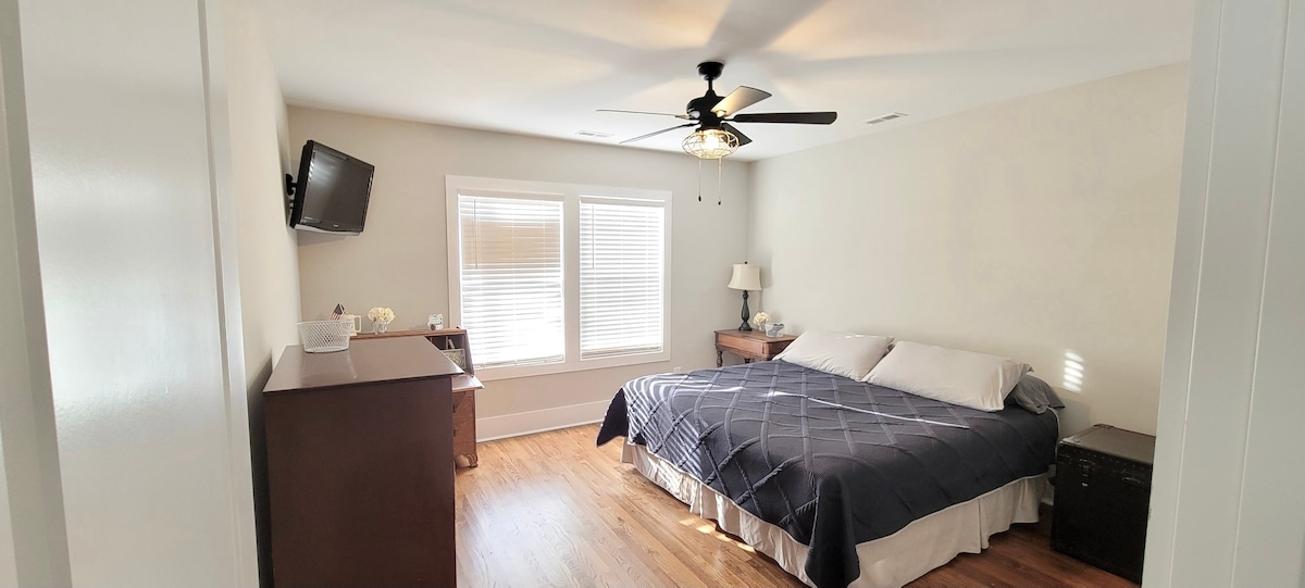 ห้องนอนใหญ่ขนาดใหญ่พร้อมตู้เสื้อผ้าแบบวอล์คอินเตียงคิงไซส์