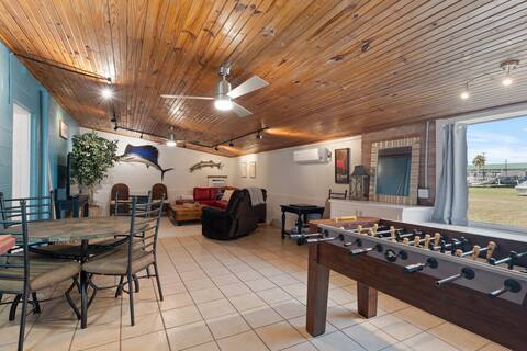 Get "Off the Hook" walking distance to marina