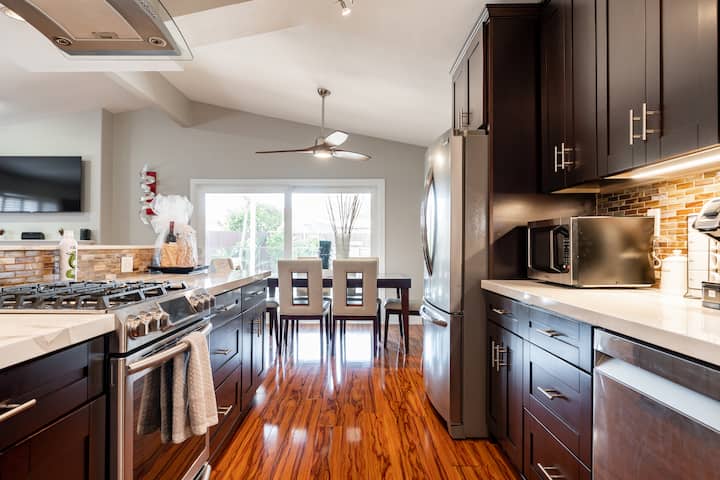 Newly Renovated Modern Home W/ Pool, Jacuzzi, Pool Table - Close To All - San Diego, CA