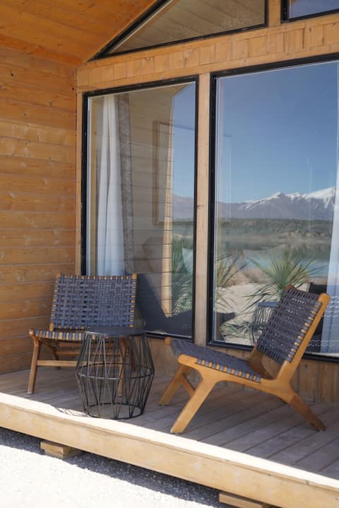King-size Luxury at the Water's Edge!