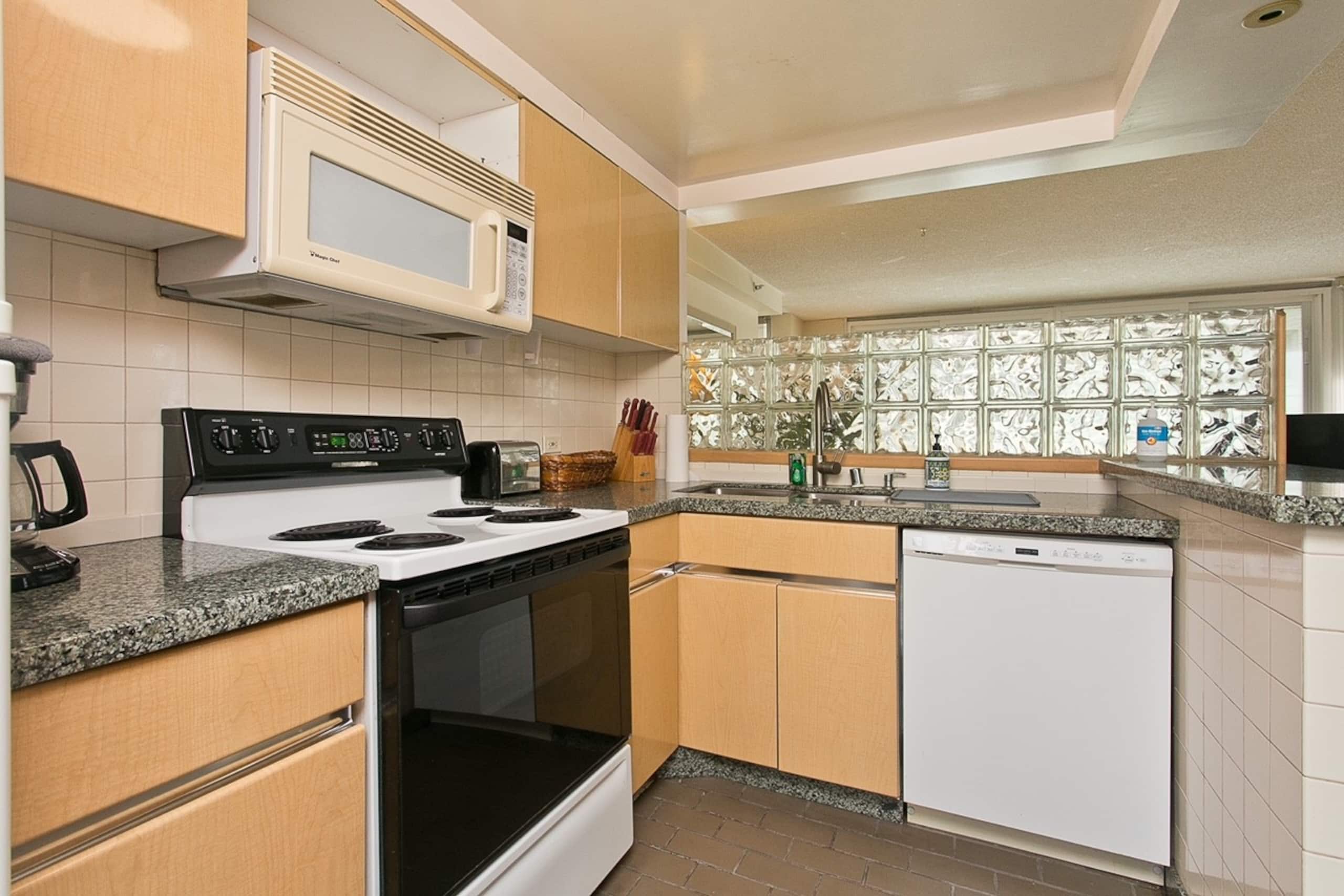 DHBH 501 Oceanfront Lanai Condo - Sleeps 4 - Image 8