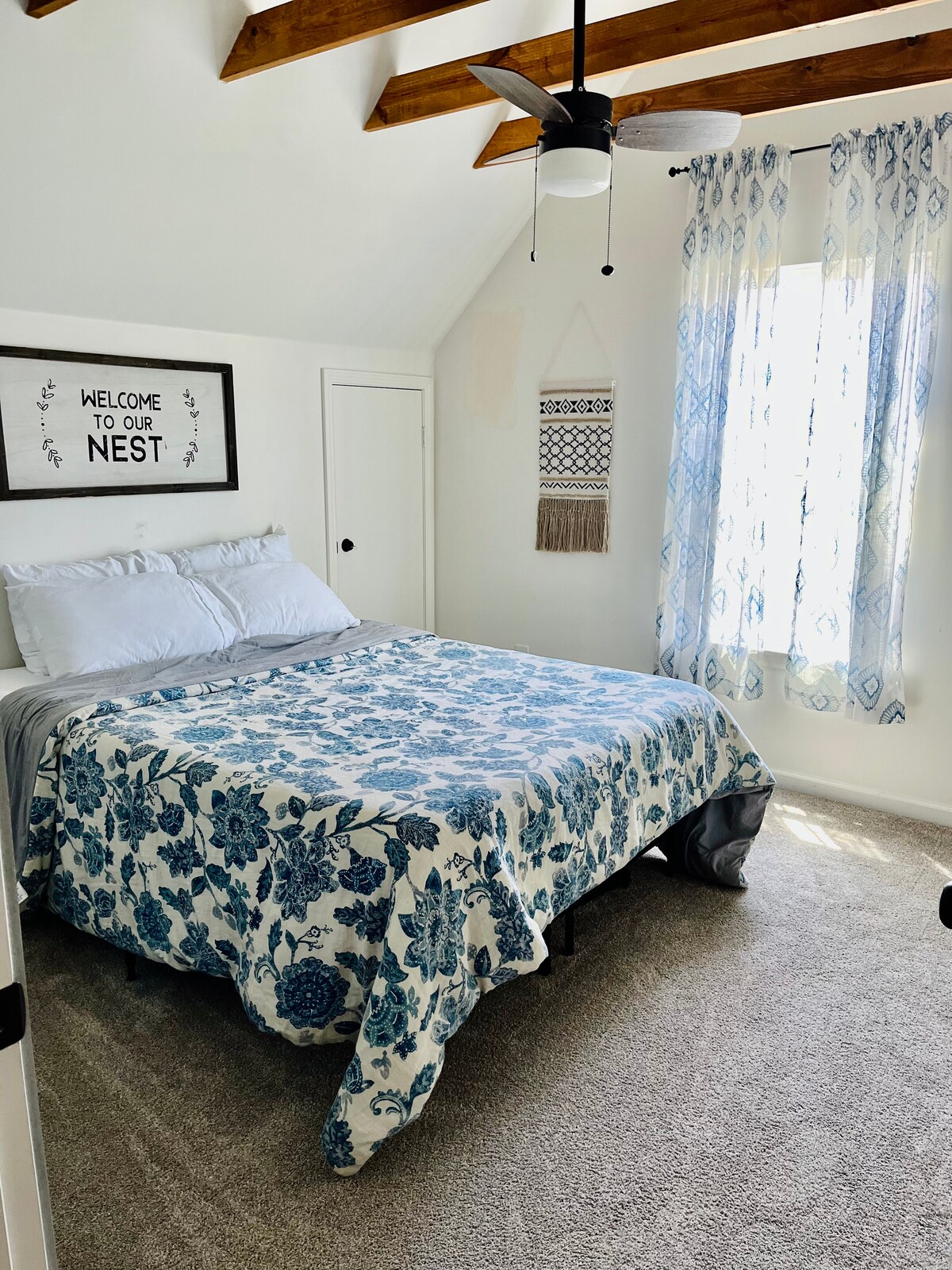 เตียงควีนไซส์อยู่ชั้นบน 