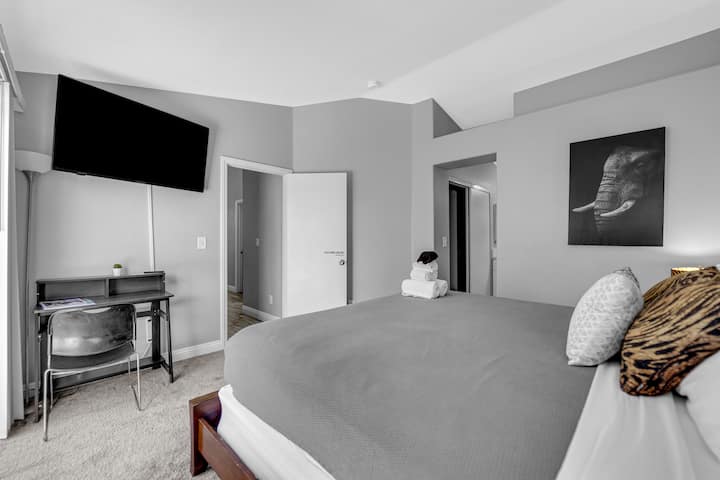 bračni krevet (180x200)
Živite kao kralj u našim sobama s luksuznim bračnim krevetom. Uz sve prethodno opisane sadržaje, uključujući mekane ručnike i mirnu atmosferu, jamčimo vam nezaboravan boravak