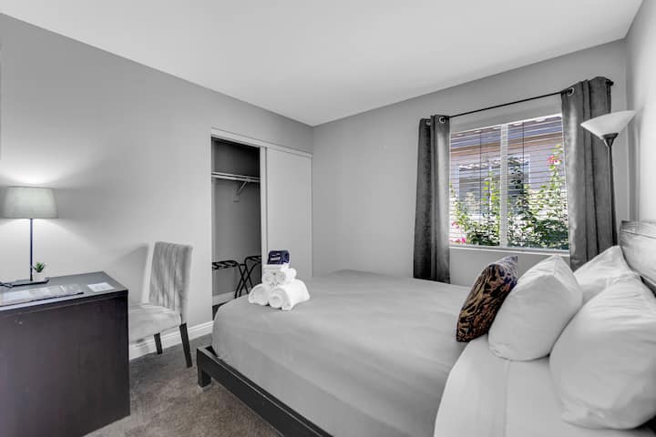 Luksuz u bračnom krevetu
Uživajte u luksuznom i dodatnom prostoru u našim sobama s bračnim krevetom. Uz dobro osvijetljene radne stolove i sve sadržaje koji su vam potrebni za savršen boravak, predano radimo na tome da vaš doživljaj bude izvanredan.