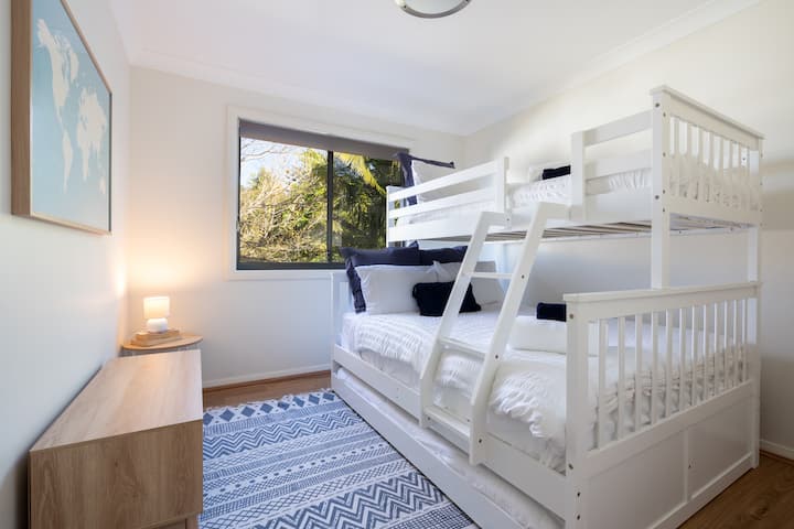 Ორსართულიანი საწოლი - ორადგილიანი და 2 × ერთადგილიანი (შედის) საძინებელი