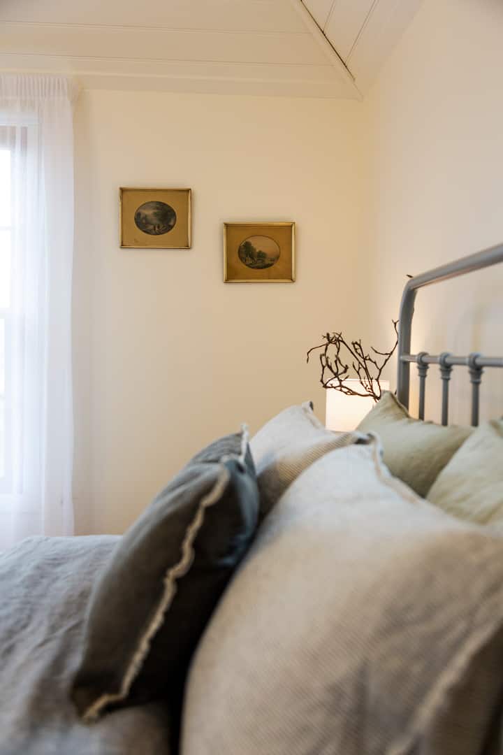 חדר השינה הראשי בקומה העליונה