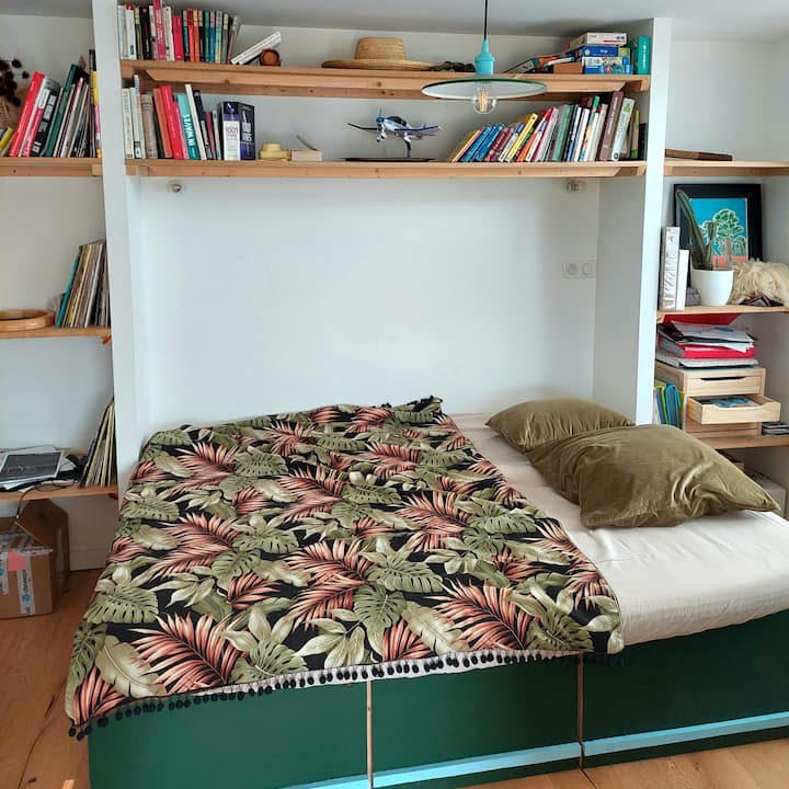 Spálňa č. 2 s rozkladacou pohovkou premeniteľnou na posteľ 160. Izba je od obývačky oddelená baldachýnom a zatemňovacími závesmi. 