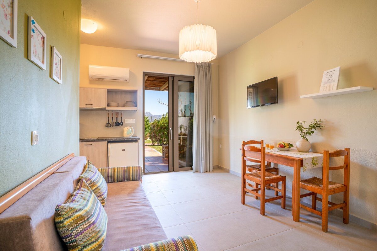 ห้องนั่งเล่น/ห้องครัวที่มีทางไประเบียงที่ 2