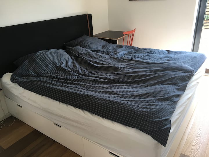 Chambre principale (taille du lit 180x200 cm). Petit espace de travail dans le coin.