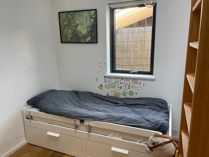 Une chambre d'un petit garçon avec un lit de 200x80 (taille adulte) qui peut se transformer en lit de 160x200.