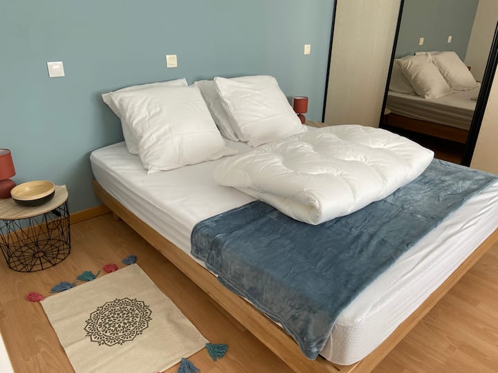 Chambre 1
Lit queensize 160x200
Priloženi su jastuci i poplun - posteljina nije osigurana, ali postoji mogućnost najma.
Veliki ormar za odlaganje: ormar i police.