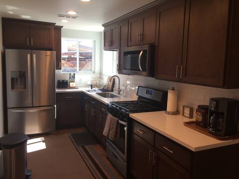 Cozy & Charming Modern Front Main House in Modesto