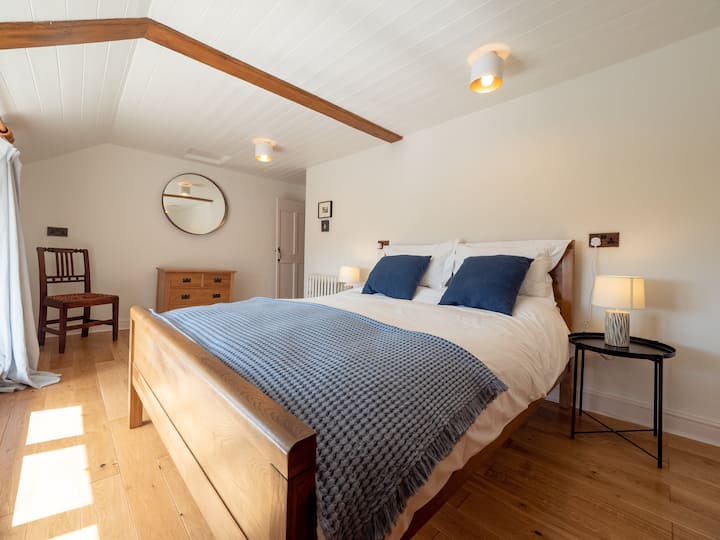 غرفة نوم 1 بسرير بمقاس كينج ، مزودة بأغطية عالية الجودة.