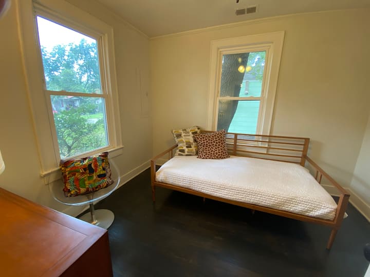 3rd Bedroom/Office with twin-sized daybed 