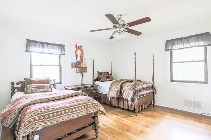 Chumba cha kulala cha ziada kilichopangwa kwa umakini ili kutoa sehemu ya ziada ya kulala huku ukidumisha starehe na faragha.