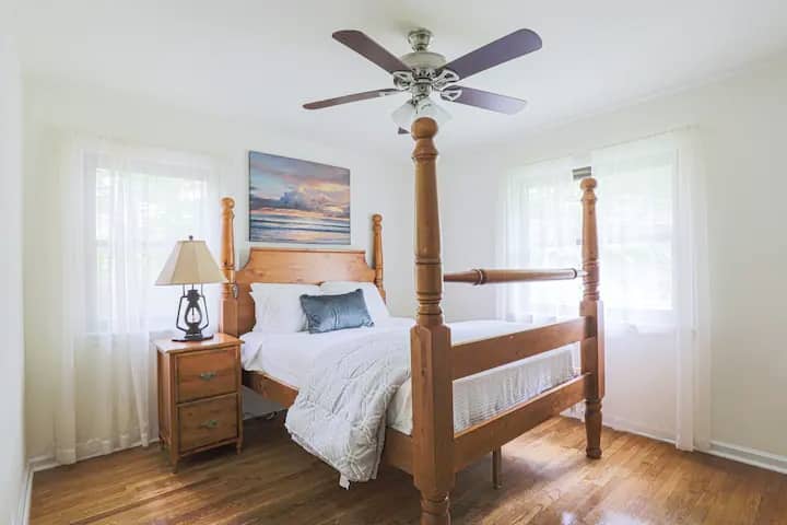 Chumba cha kulala chenye mwanga na kinachokaribisha chenye samani safi na mpangilio wa kupumzika, kinachofaa kwa watu wazima au watoto.