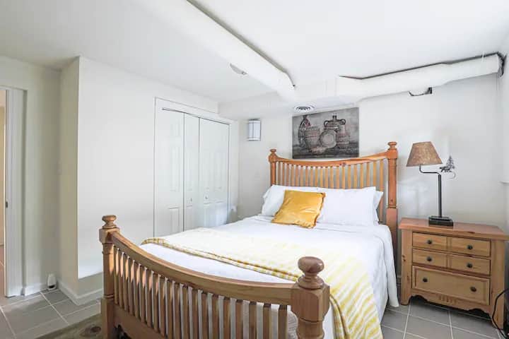 Chumba cha kulala kilichowekwa vizuri kinatoa mpangilio wa kulala wenye starehe, mwanga wa asili na sehemu ya kuhifadhi vitu vya wageni.