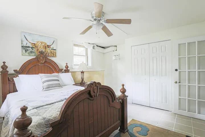 Chumba cha kulala chenye kitanda cha starehe, mashuka safi na mazingira tulivu yaliyoundwa kwa ajili ya usingizi wa kupumzika.