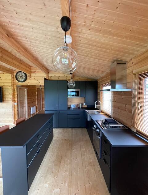 Modern 3 Bedroom Cabin with 65" TV and WiFi