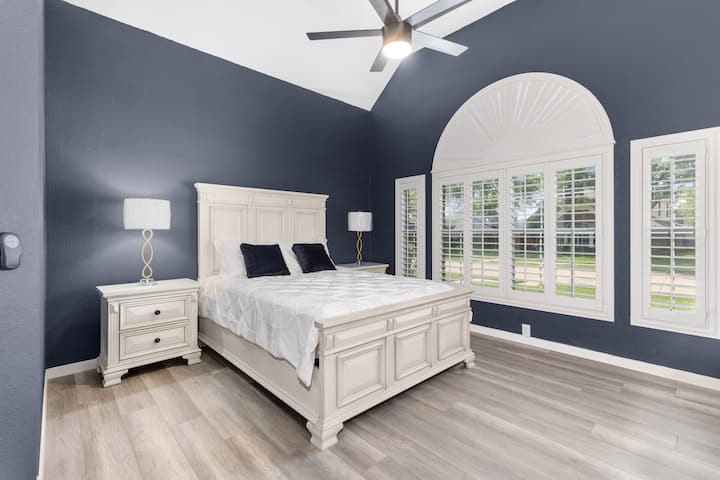 Përditësuar: Krevati "Queen" është përditësuar në krevatin King size në vitin 2024.

Përditësuar; Televizori me ekran të sheshtë është shtuar në dhomën kryesore të gjumit.