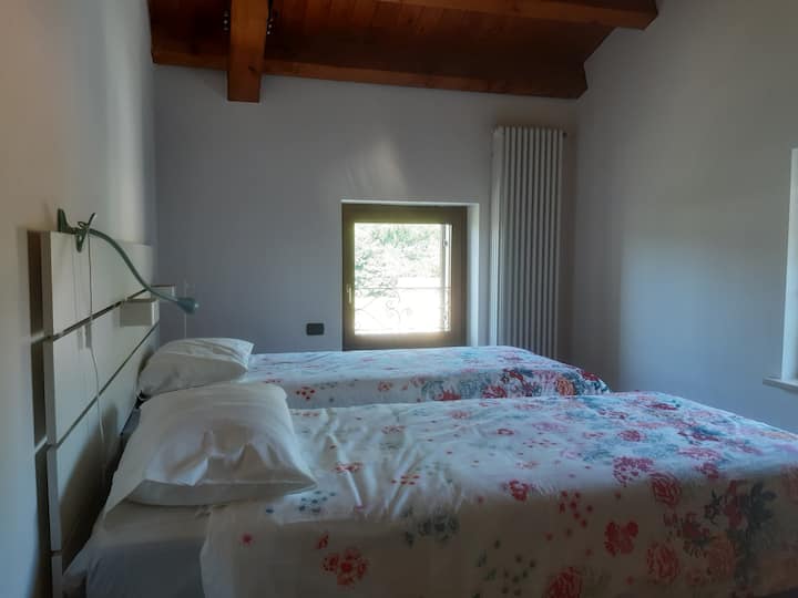 Северна спалня с две единични легла, които могат да се превърнат в двойно легло, ако е необходимо 