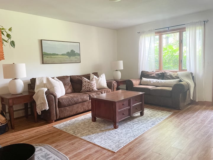 Cozy VT Golf/Ski/Hiking Condo7 mins to Mt. Snow! Condominiums for